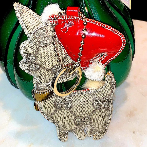 GUCCI GUCCIOLI COLLECTION SANTA CHIHUAHUA BAG CHARM KEY CHAIN GG GUCCI PLUS DOG - Picture 3 of 7